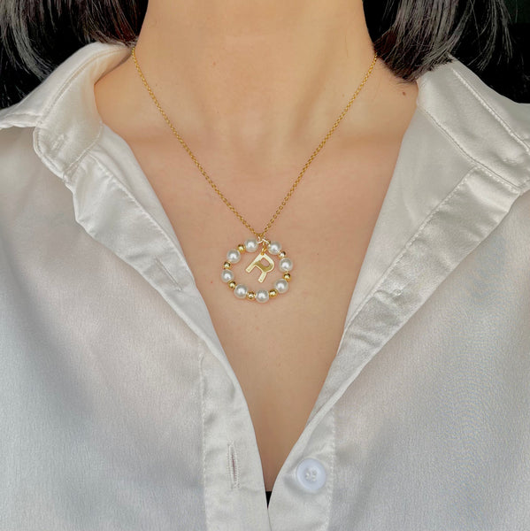 Collar perlas inicial.