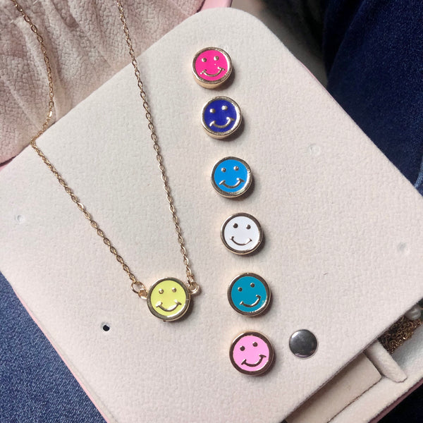 Collar happy face acero.
