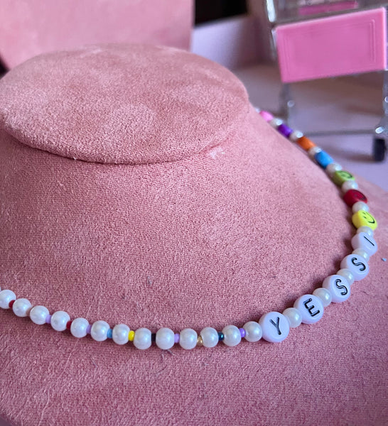 Collar nombre caritas.