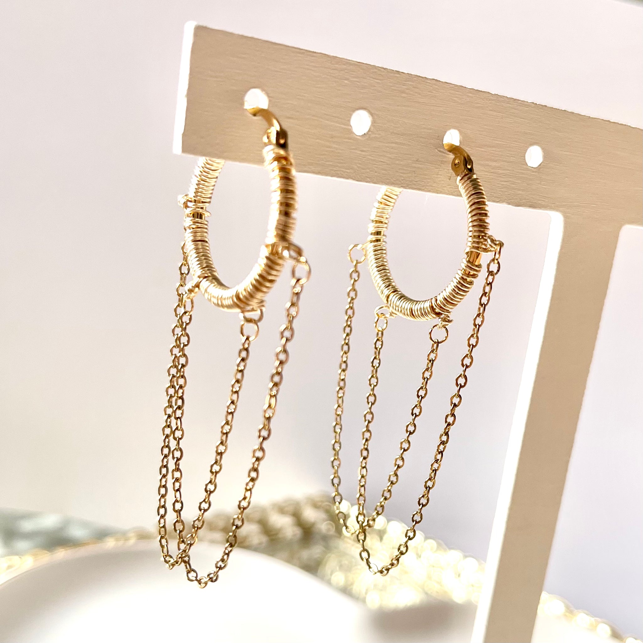 Arracadas con cadenas.