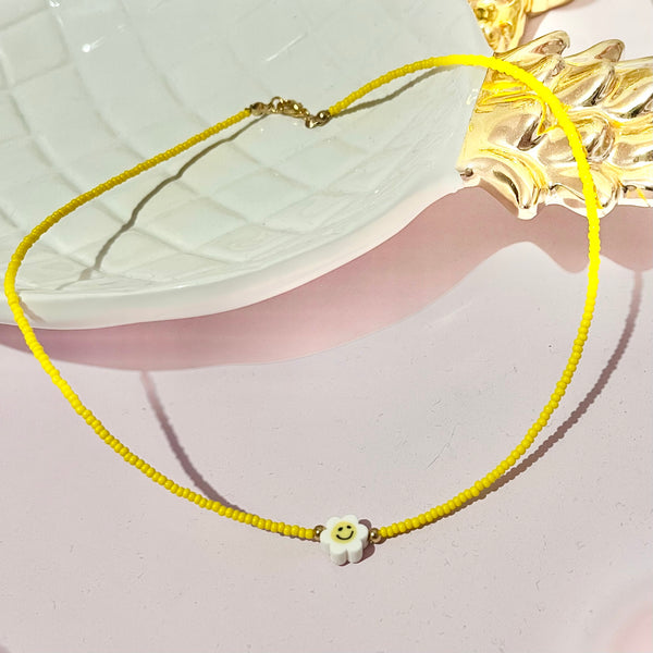 Collar amarillo con margarita.