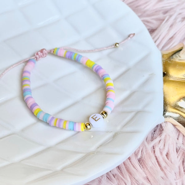 Pulsera inicial pastel.