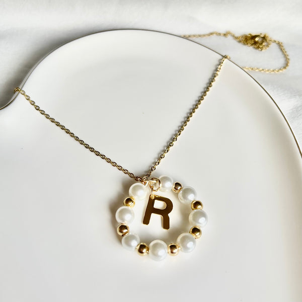Collar perlas inicial.