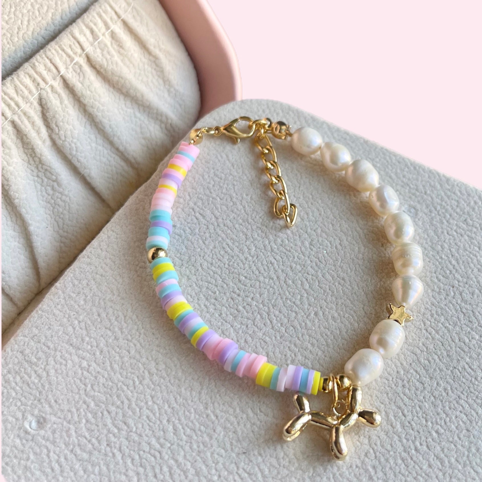 Pulsera perrito con perla de río.