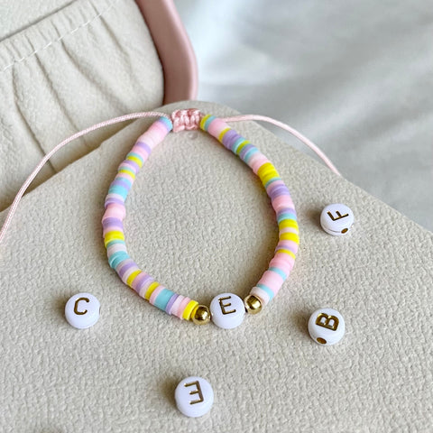 Pulsera inicial pastel.