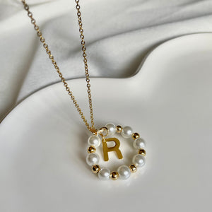 Collar perlas inicial.